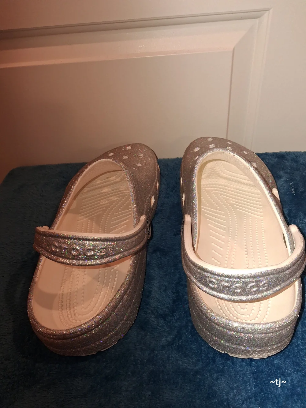 Womens Silver Glitter Crocs-Style Comfort Clogs